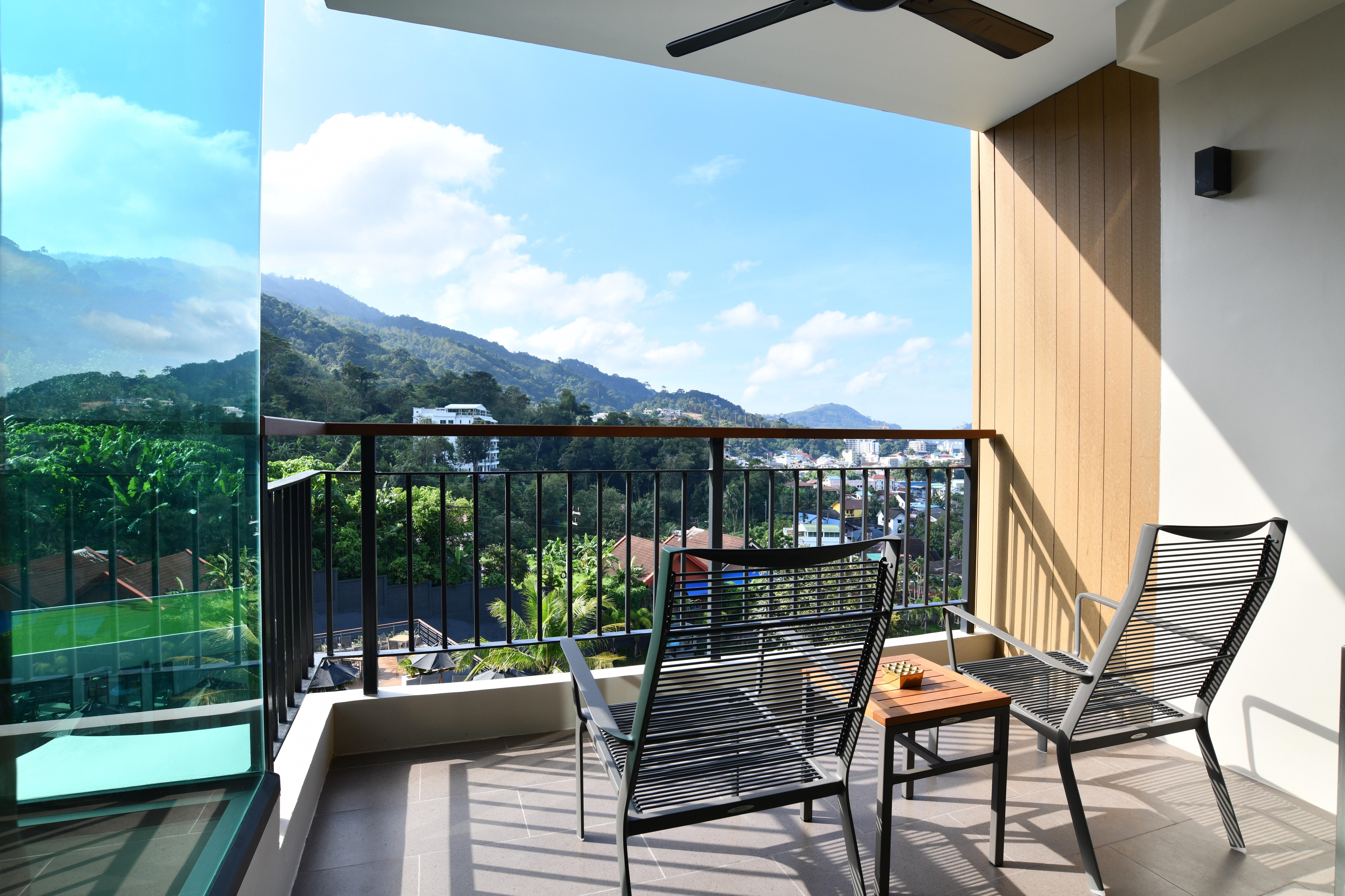 Skyview Resort Phuket Patong Beach Exteriér fotografie A balcony