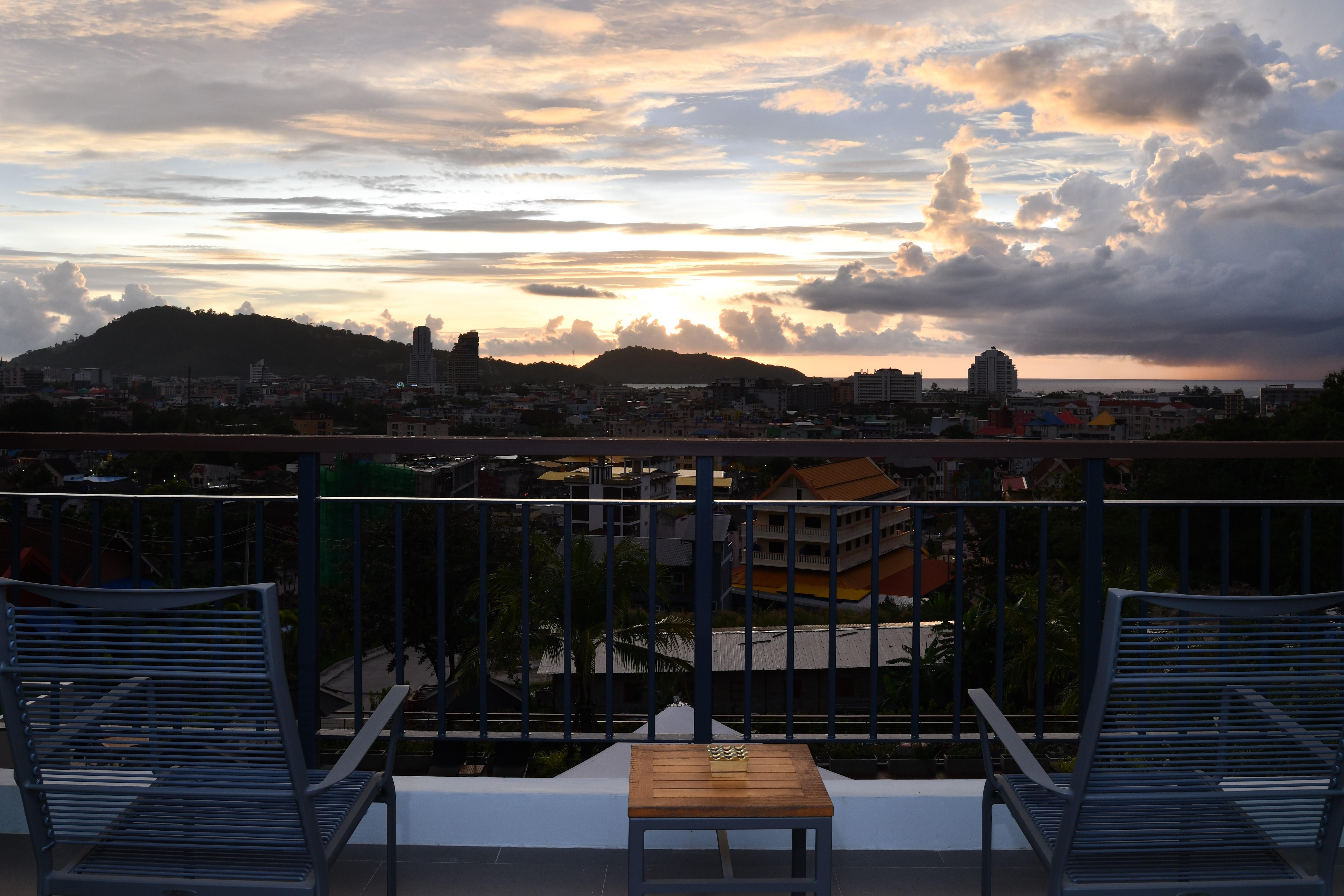 Skyview Resort Phuket Patong Beach Exteriér fotografie Sunset at the University of the West Indies Cave Hill Campus