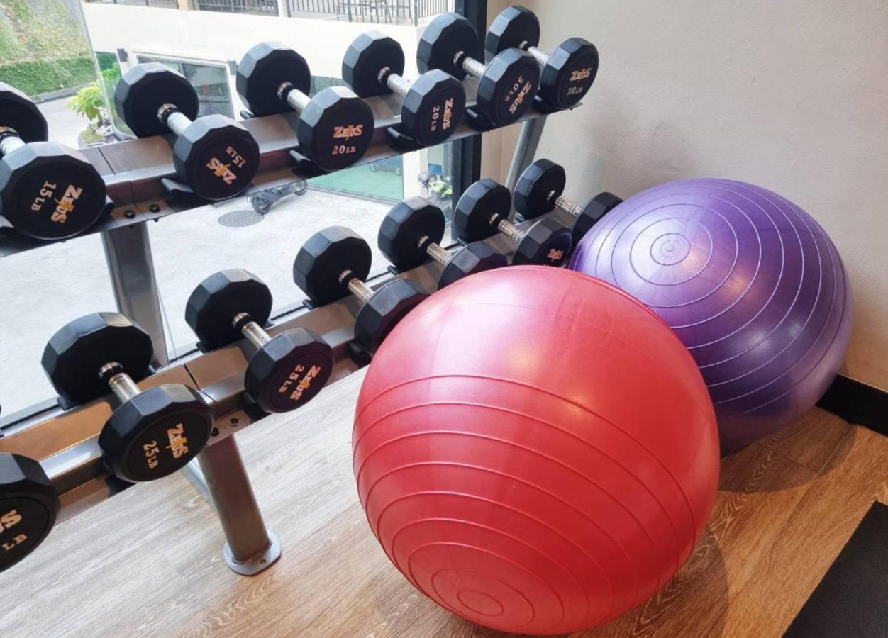 Skyview Resort Phuket Patong Beach Exteriér fotografie Dumbbells and exercise balls
