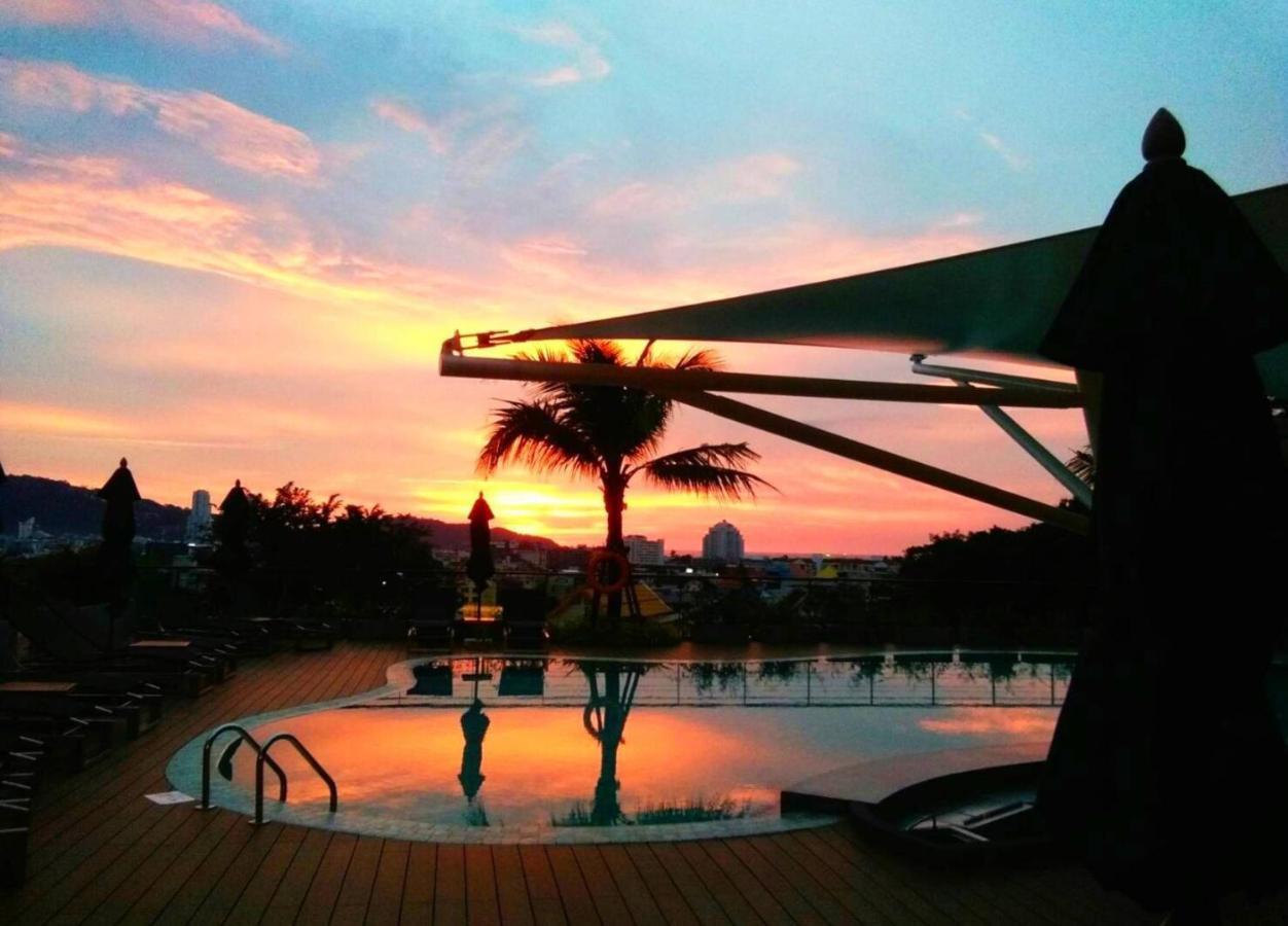 Skyview Resort Phuket Patong Beach Exteriér fotografie Sunset at the pool