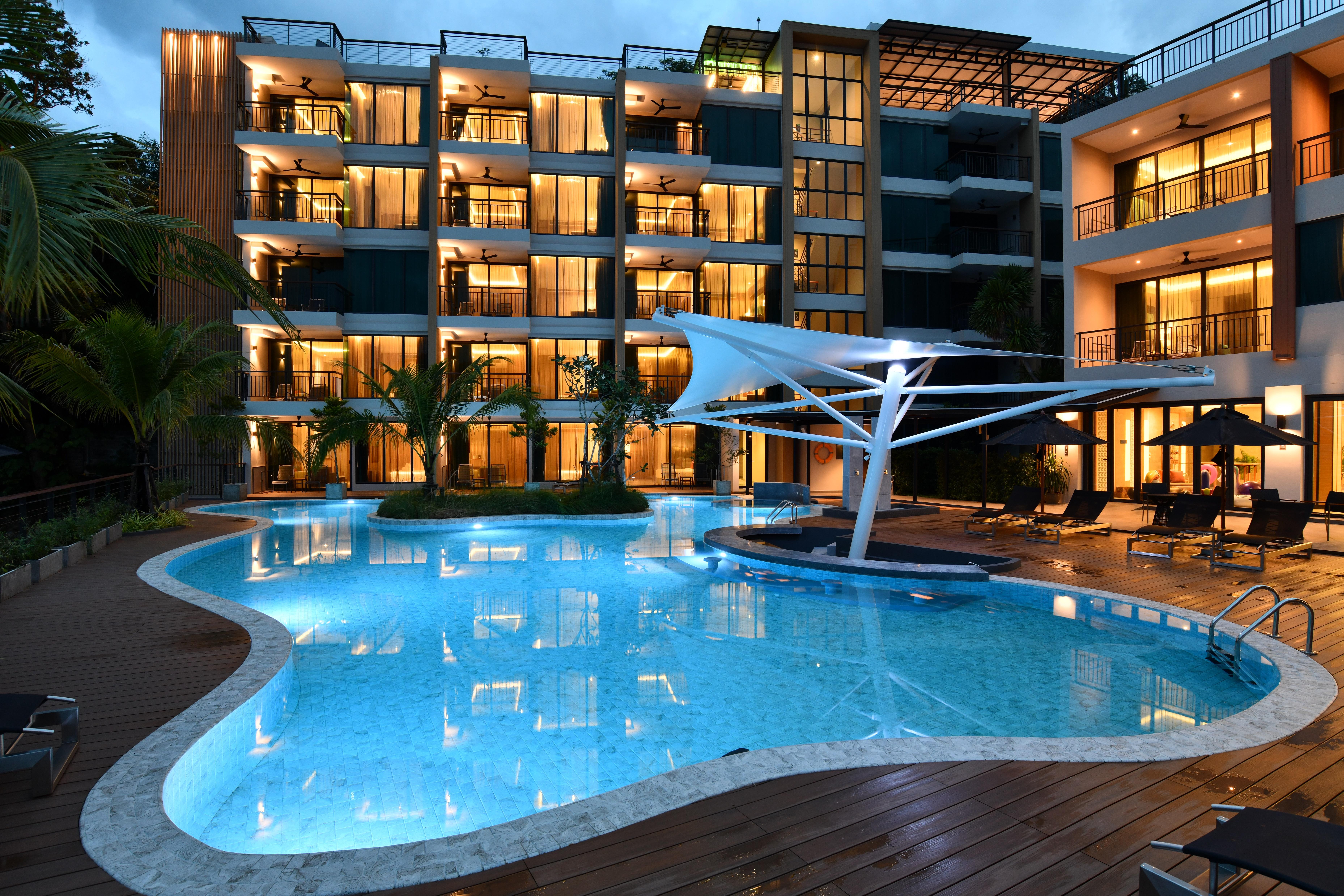 Skyview Resort Phuket Patong Beach Exteriér fotografie The swimming pool at the hotel