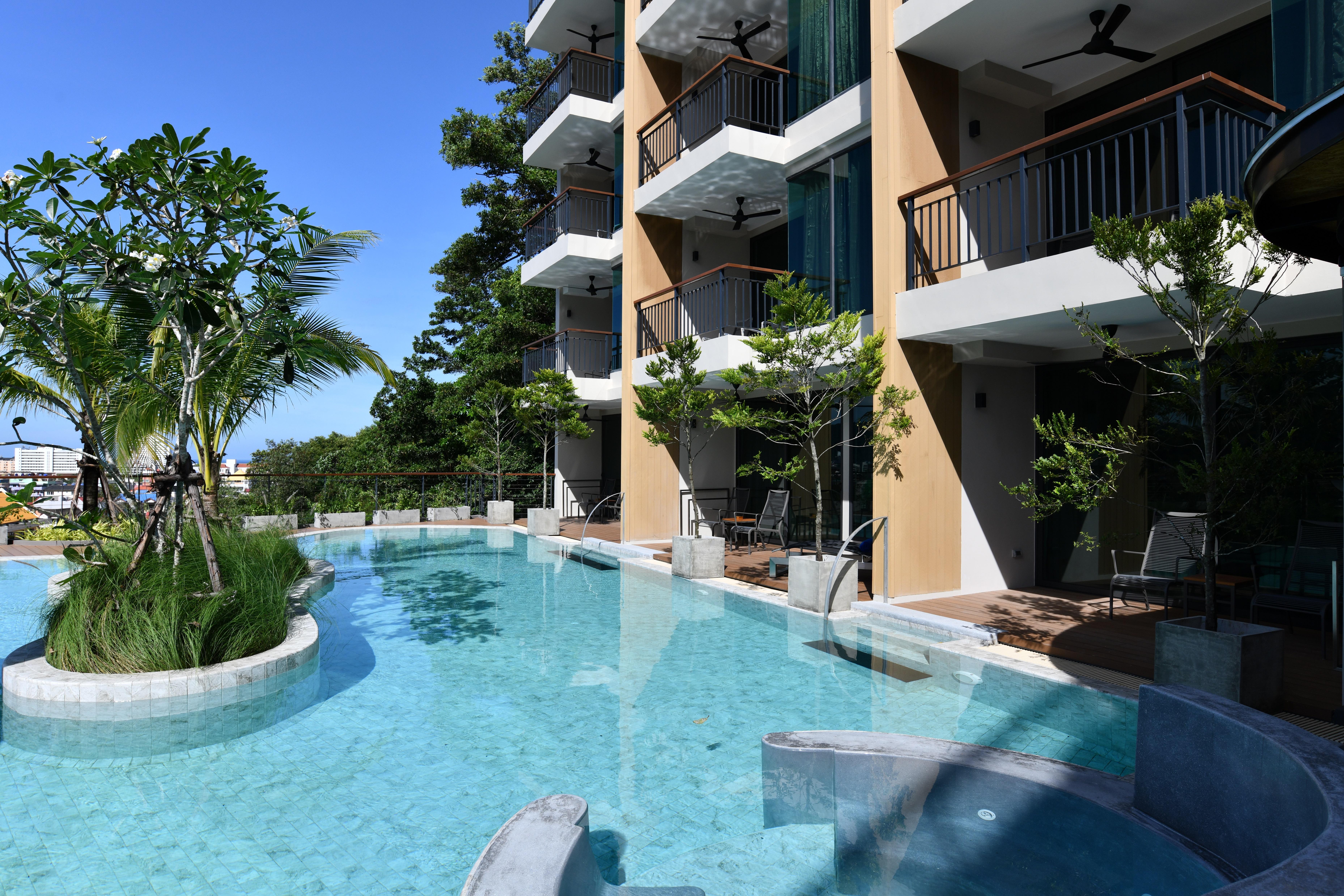 Skyview Resort Phuket Patong Beach Exteriér fotografie The swimming pool at the hotel