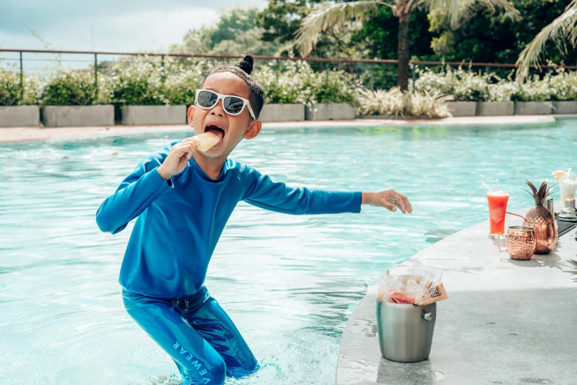 Skyview Resort Phuket Patong Beach Exteriér fotografie A child wearing a rash guard