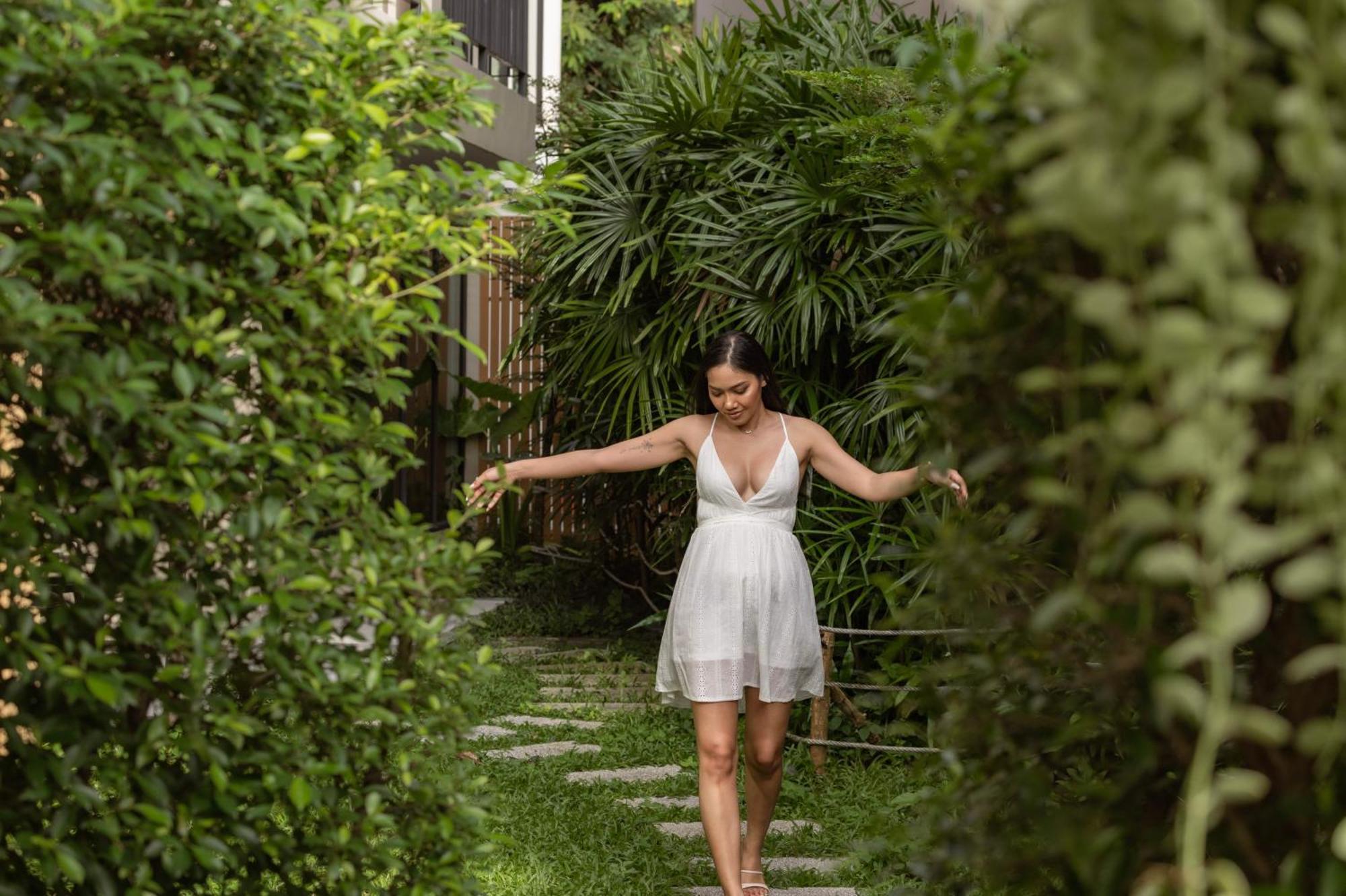 Skyview Resort Phuket Patong Beach Exteriér fotografie A woman walking through a garden