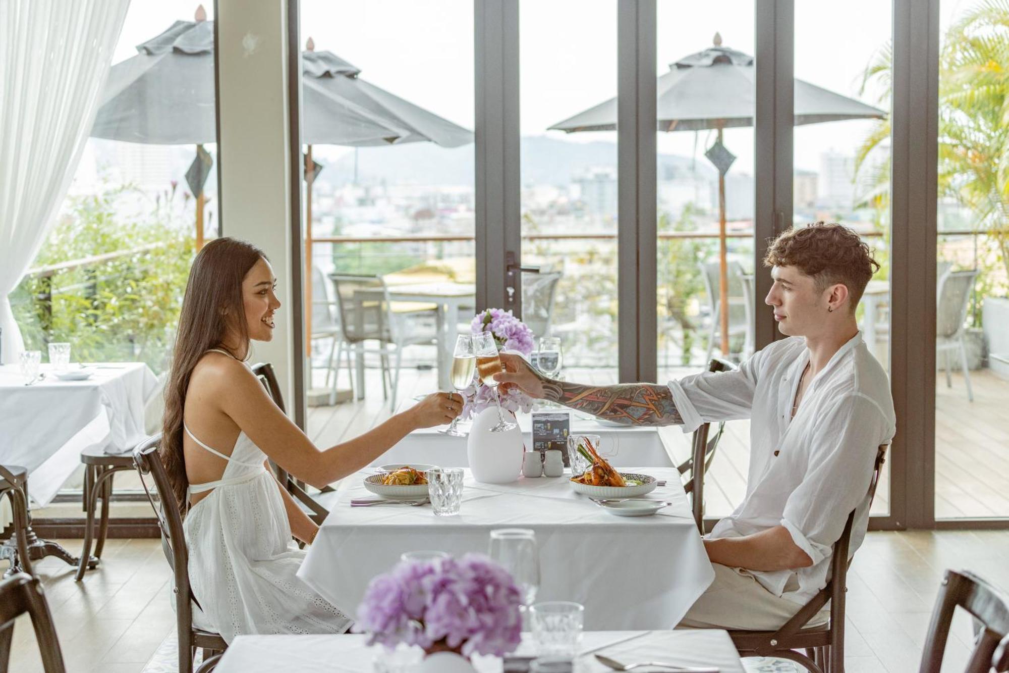Skyview Resort Phuket Patong Beach Exteriér fotografie A couple dining together
