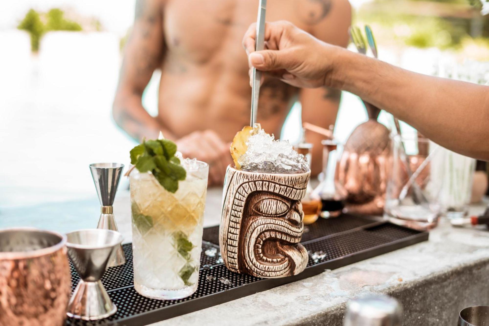 Skyview Resort Phuket Patong Beach Exteriér fotografie A tiki drink being stirred