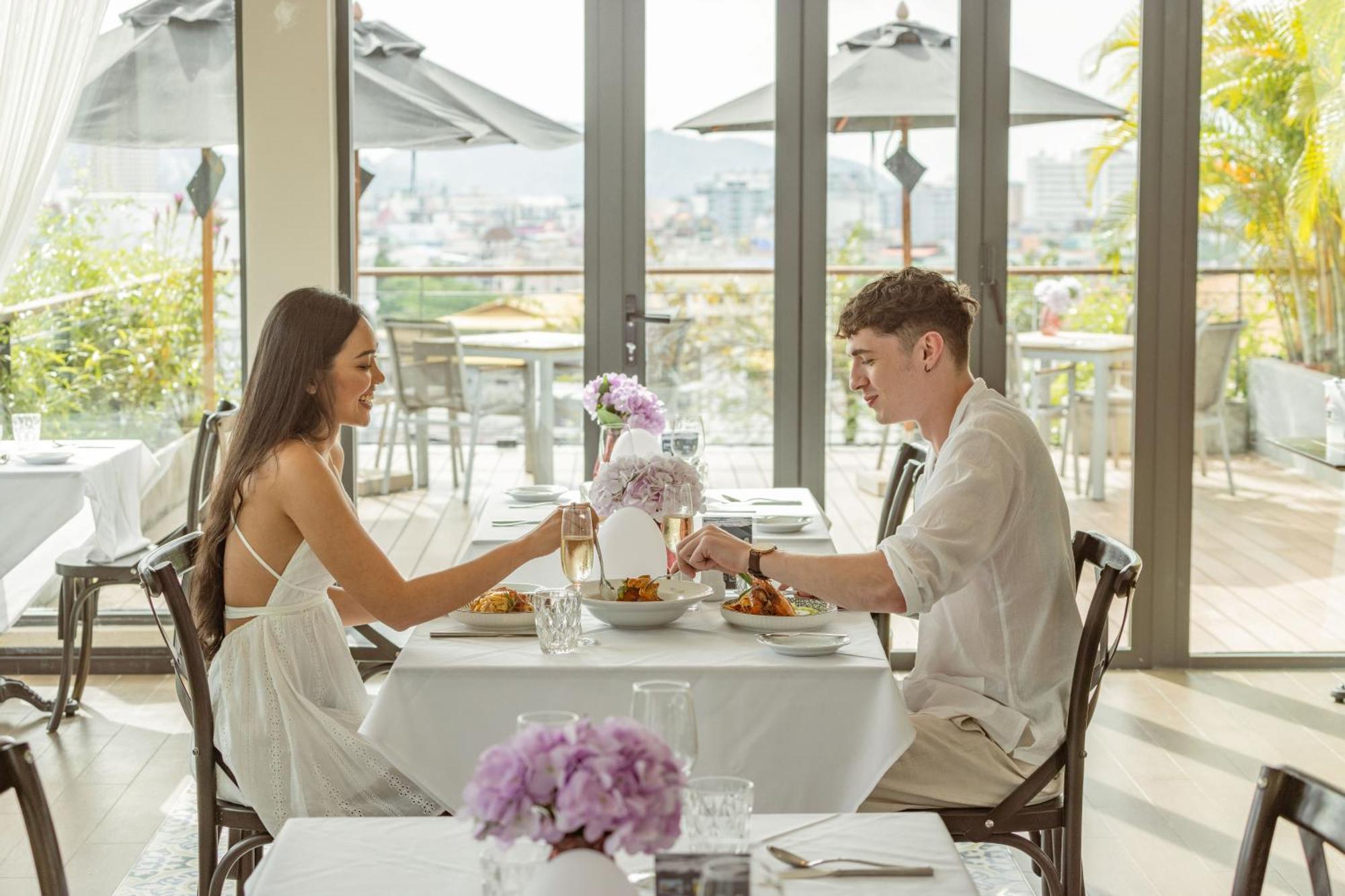 Skyview Resort Phuket Patong Beach Exteriér fotografie The Terrace