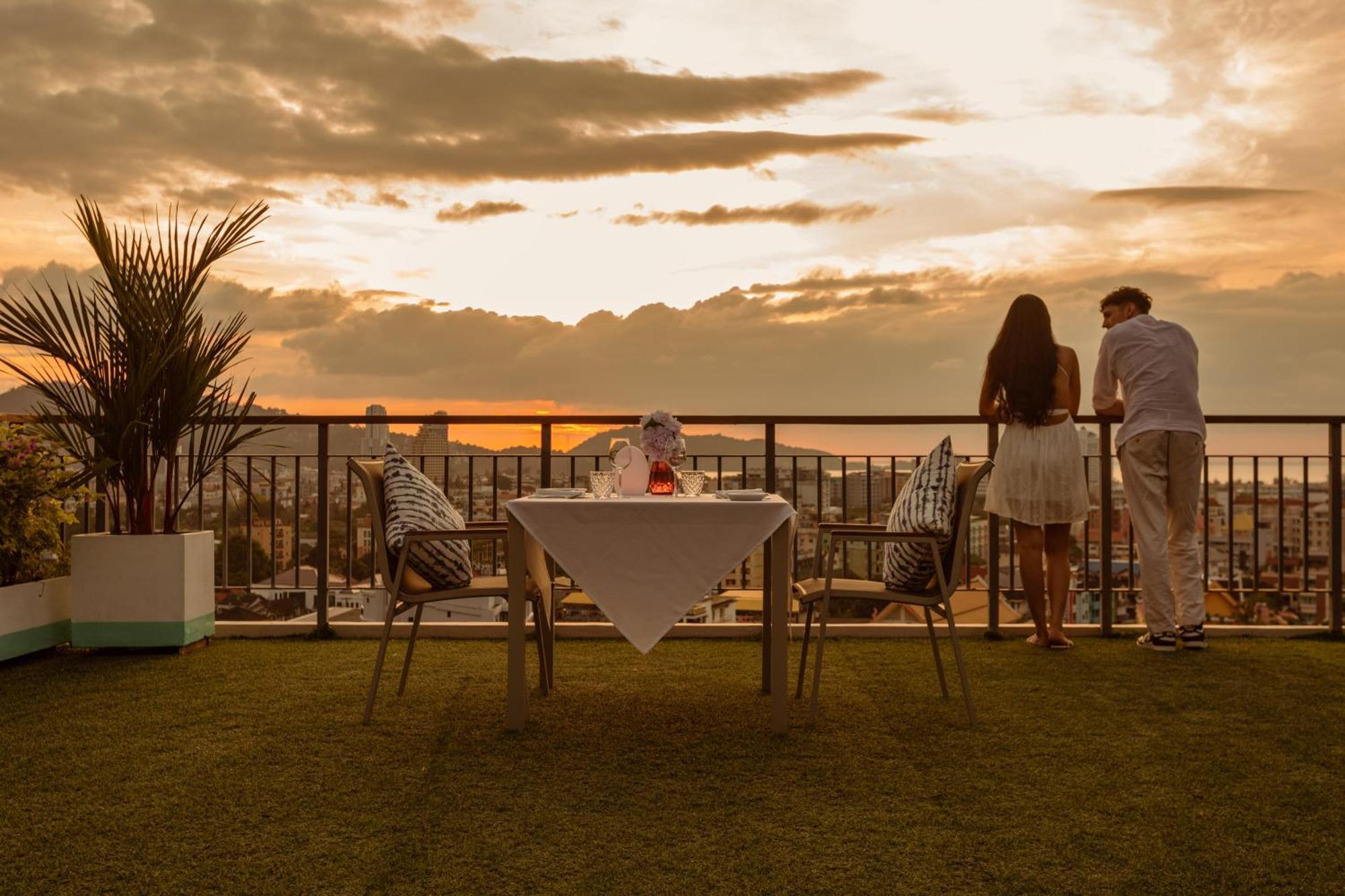 Skyview Resort Phuket Patong Beach Exteriér fotografie Rooftop bar