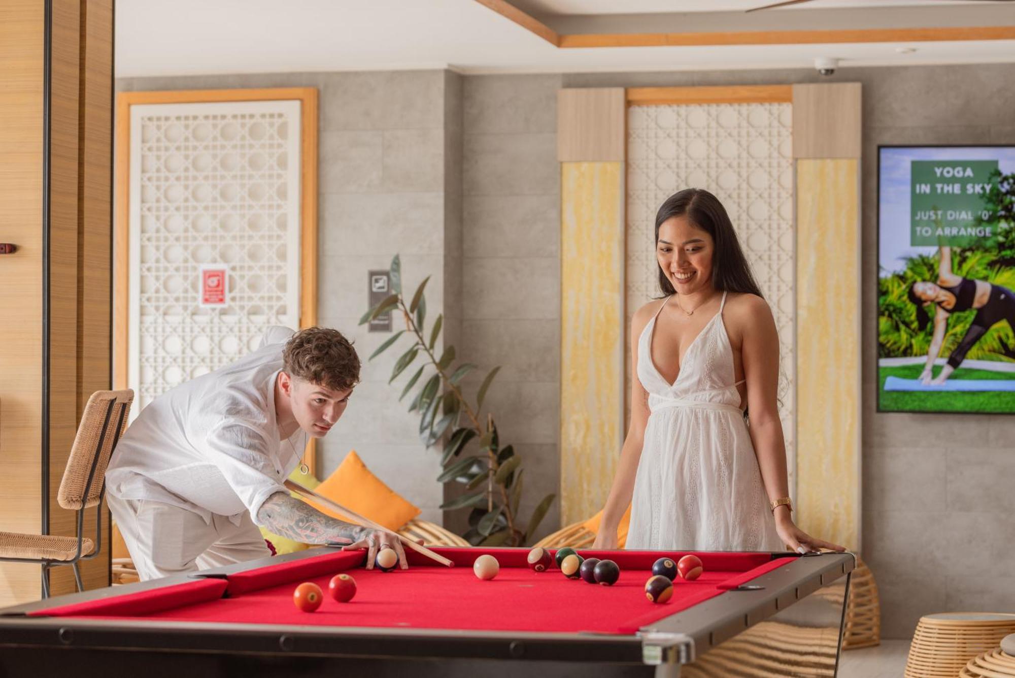 Skyview Resort Phuket Patong Beach Exteriér fotografie A pool table