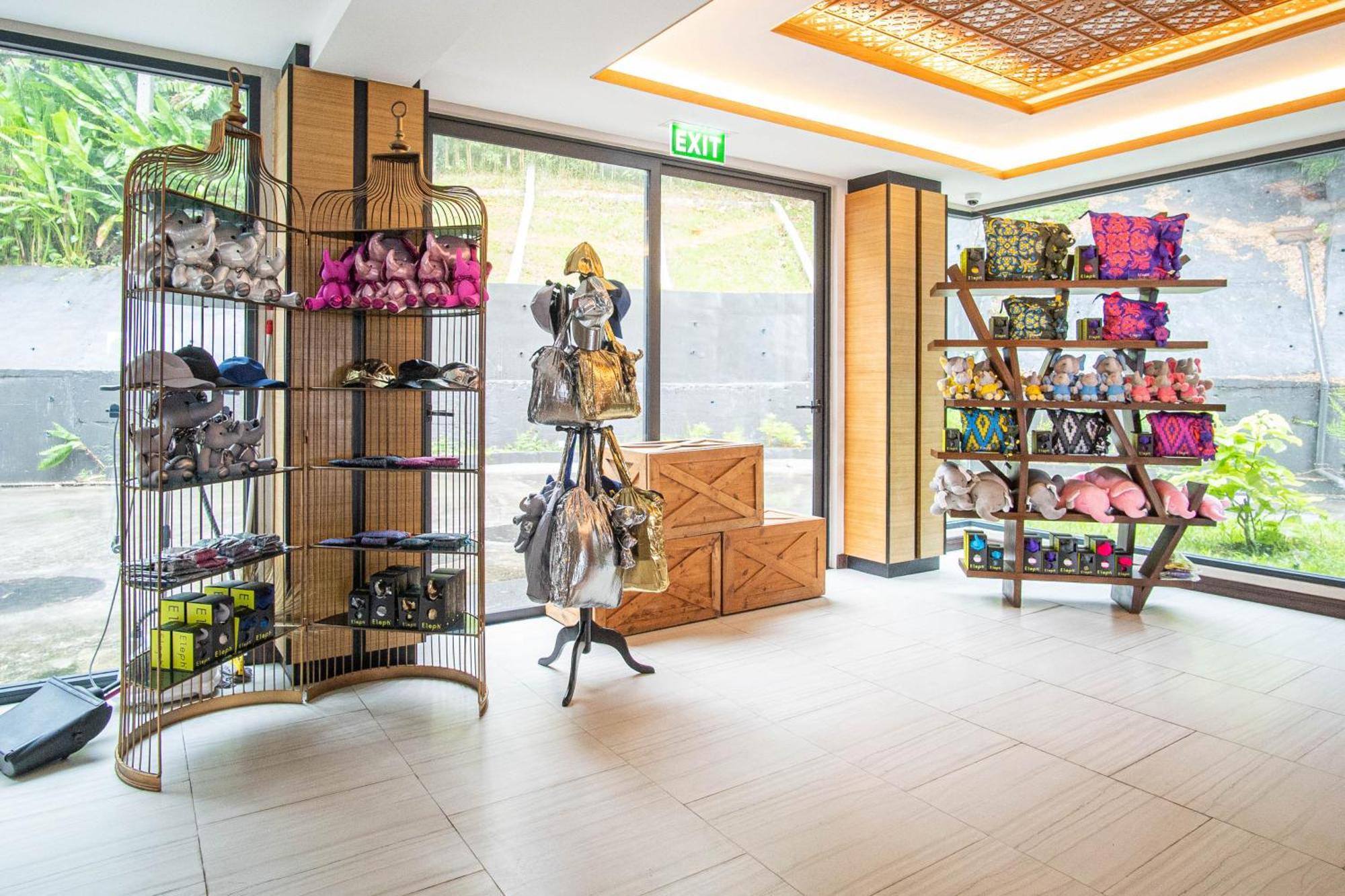 Skyview Resort Phuket Patong Beach Exteriér fotografie The gift shop at the Butterfly in the City