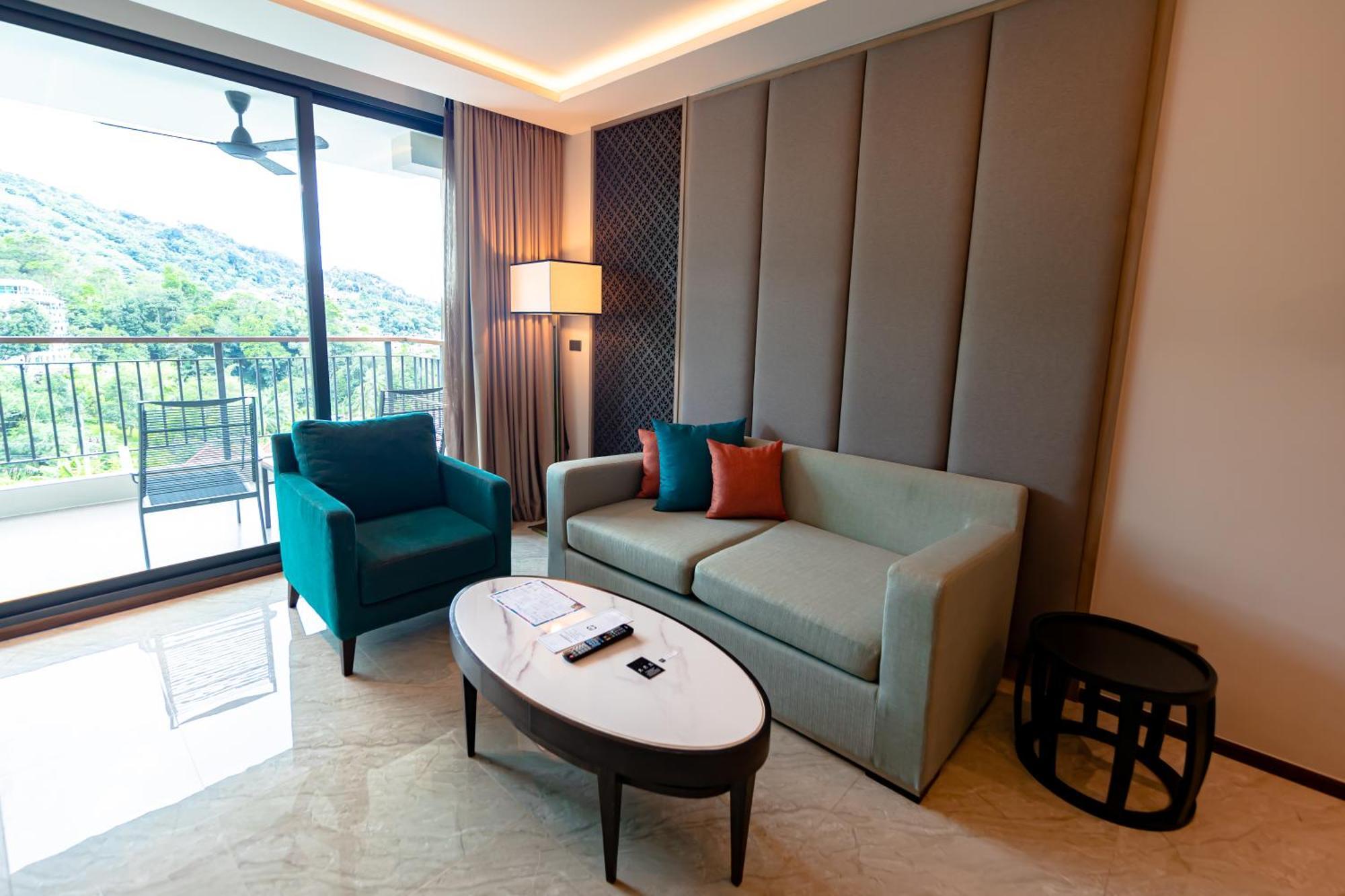 Skyview Resort Phuket Patong Beach Exteriér fotografie Living room of a suite
