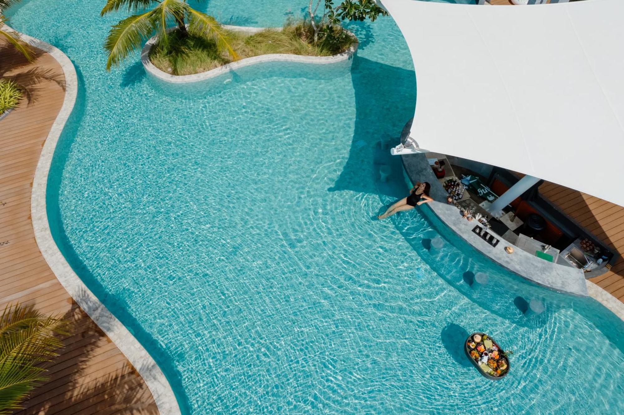 Skyview Resort Phuket Patong Beach Exteriér fotografie The swimming pool at the resort