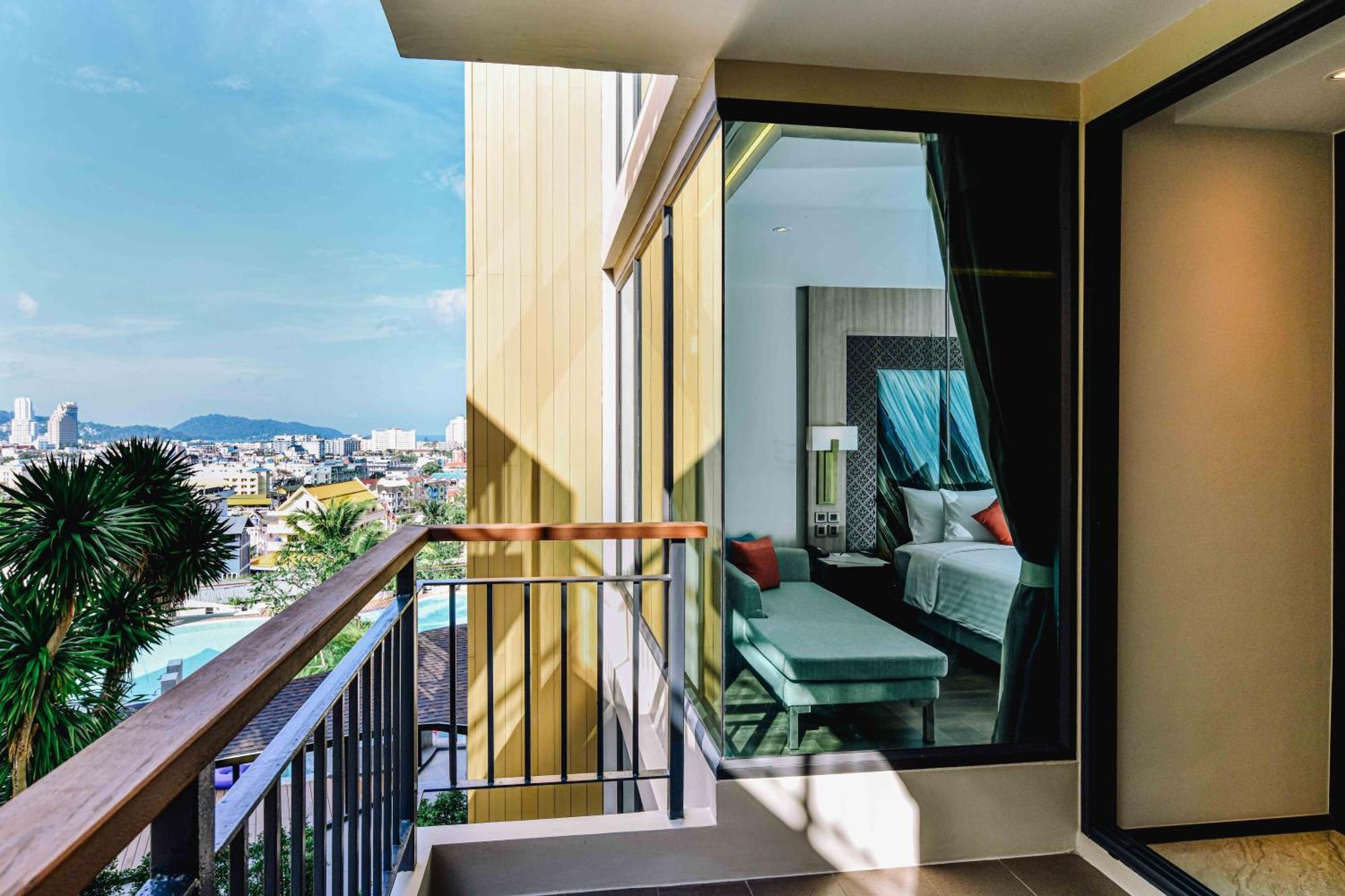 Skyview Resort Phuket Patong Beach Exteriér fotografie Deluxe Room with balcony