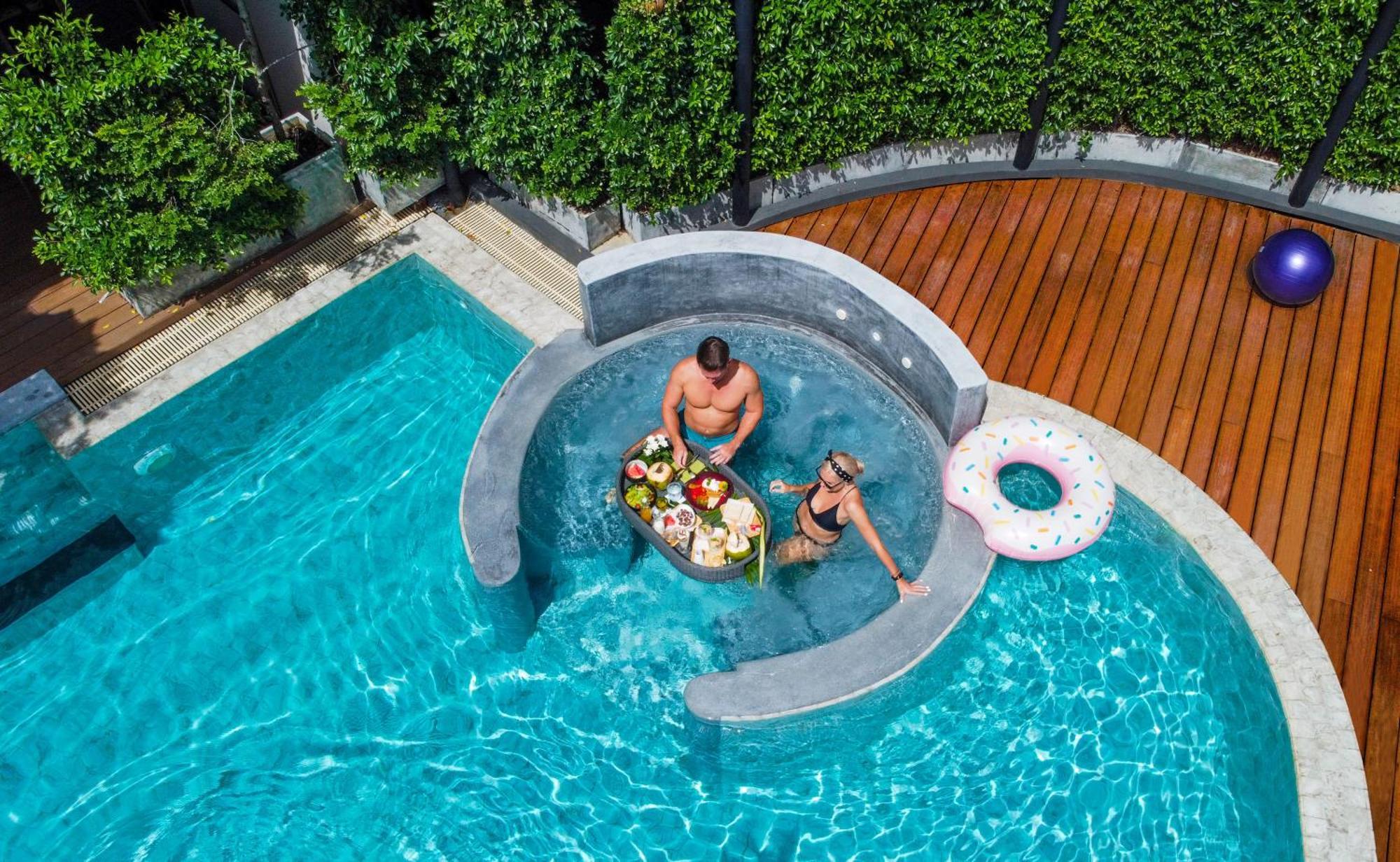 Skyview Resort Phuket Patong Beach Exteriér fotografie A floating pool table