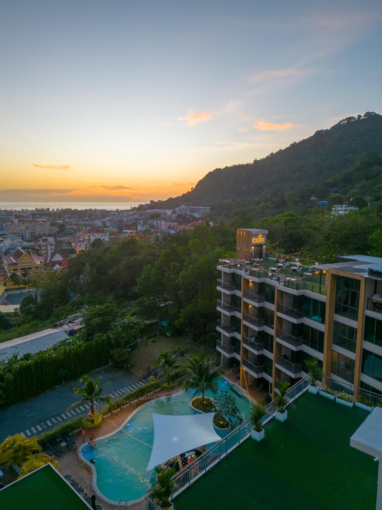 Skyview Resort Phuket Patong Beach Exteriér fotografie The View